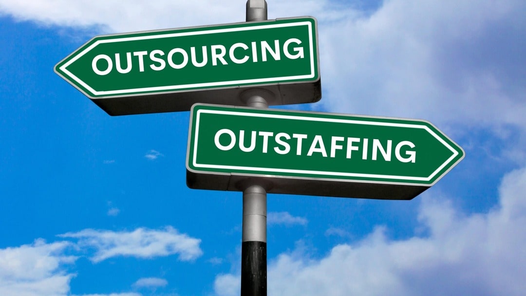 Outstaffing vs Outsourcing